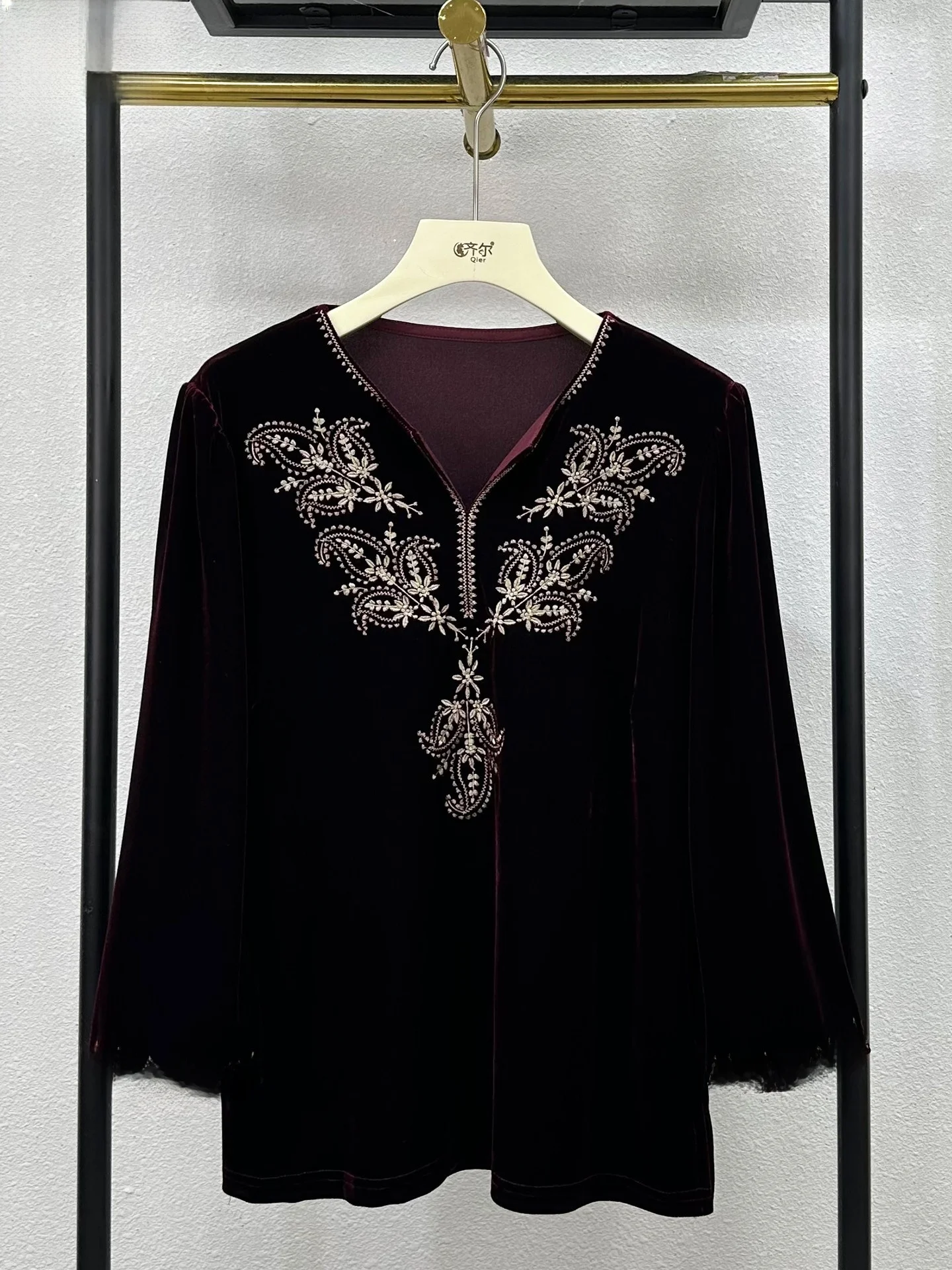 

Slimming Effect Velvet Embroidered Long Sve T-irt Vintage Sle Versatile Large Size Women's Top for Early Autumn