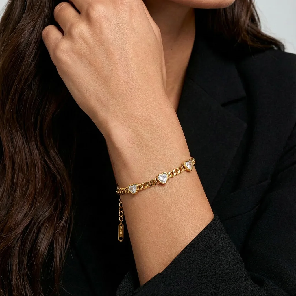 

Diamond-encrusted heart titanium steel bracelet for women, 18k gold, luxurious and high-end stainless steel jewelry.