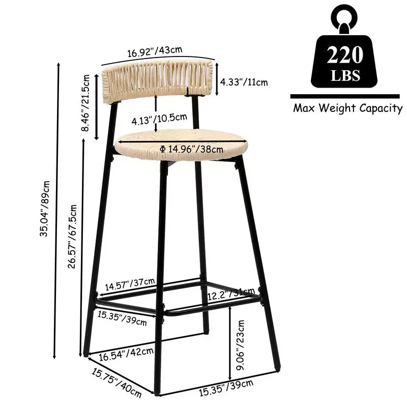 مجموعة من مقعدين من الحبال الورقية المنسوجة يدويًا، وكراسي حانة طعام مستديرة من بوهو للمطبخ باللون الأسود والكريمي. مثالية للحديث