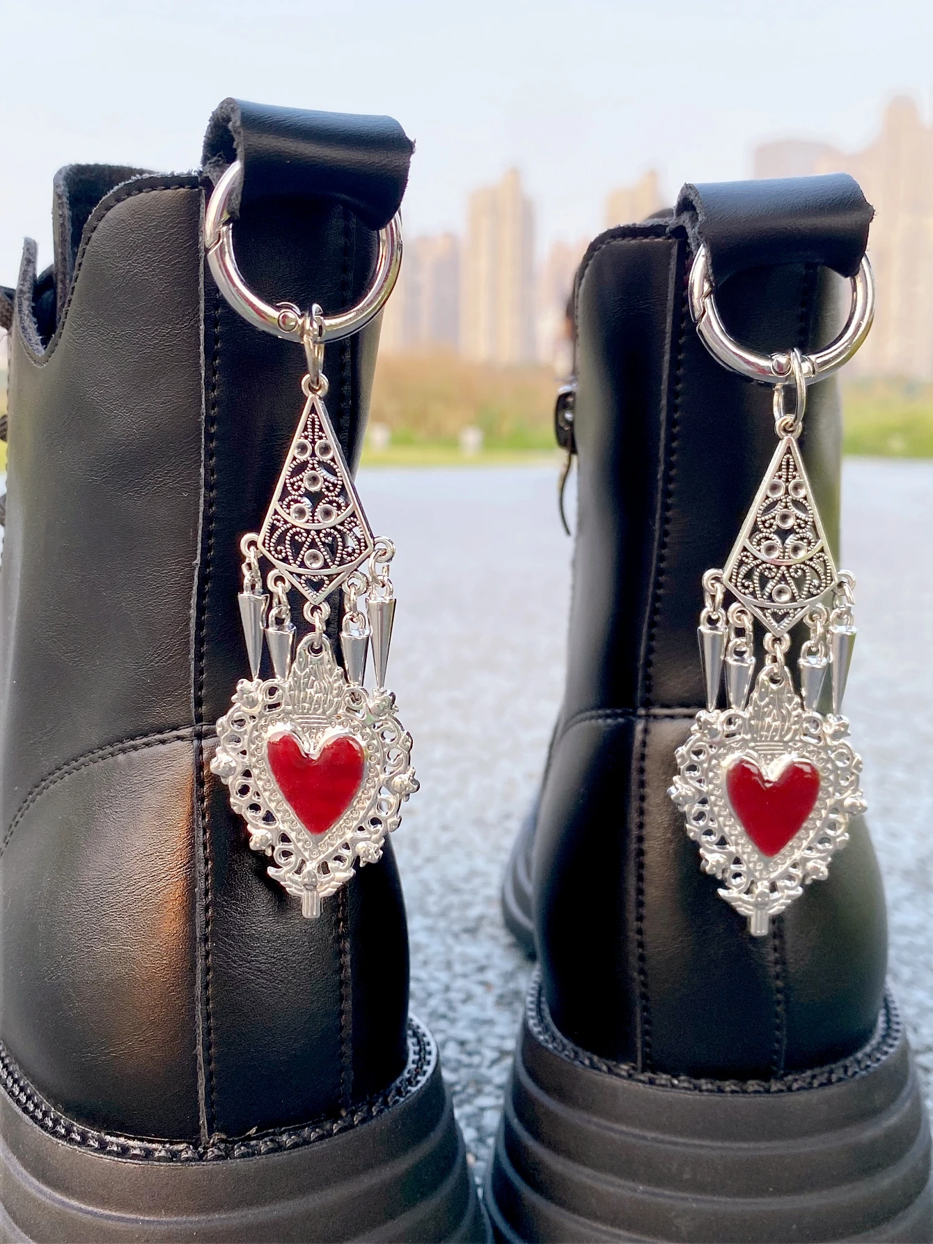 2 pairs of fashionable and versatile silver heart-shaped buckle shoes with color retention - DIY detachable shoe accessories, sh