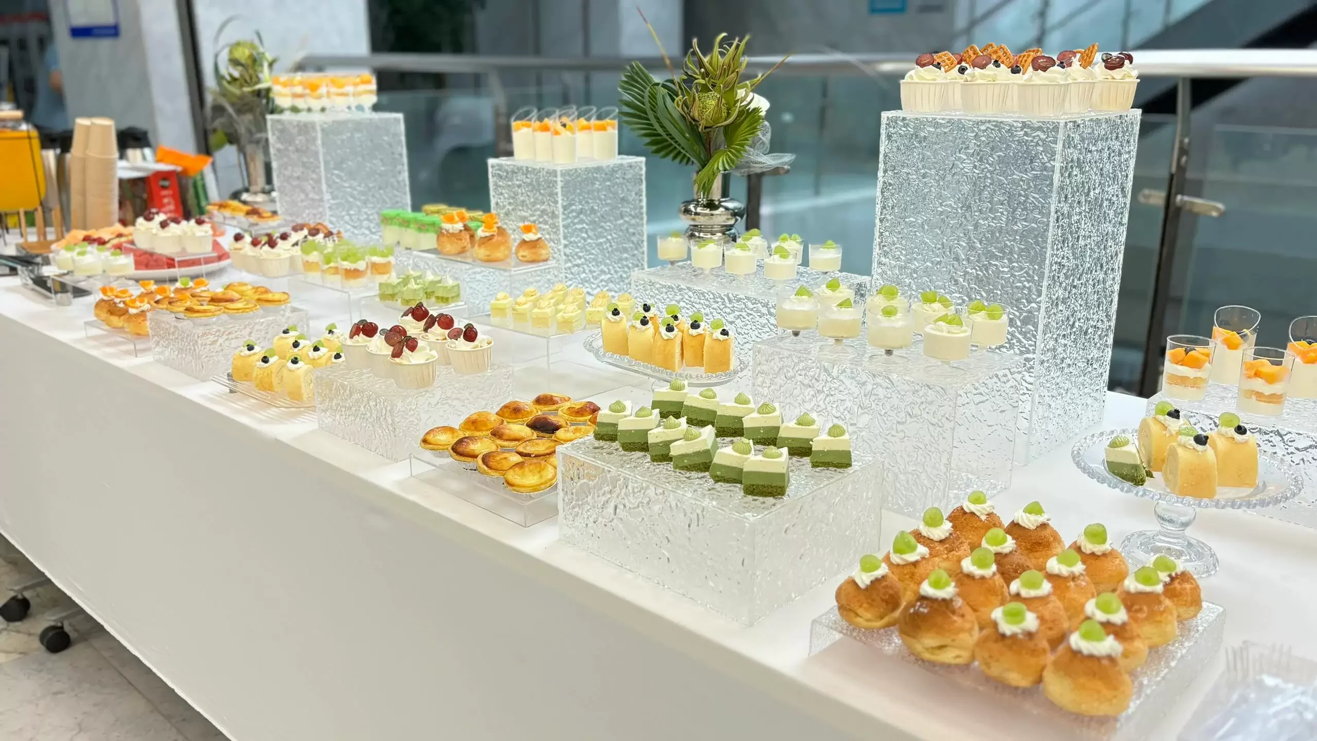 7Pcs Luxury Acrylic Dessert Stand for Wedding Banquet Dim Sum Cold Buffet Clear Display Holder Party Decoration Tableware