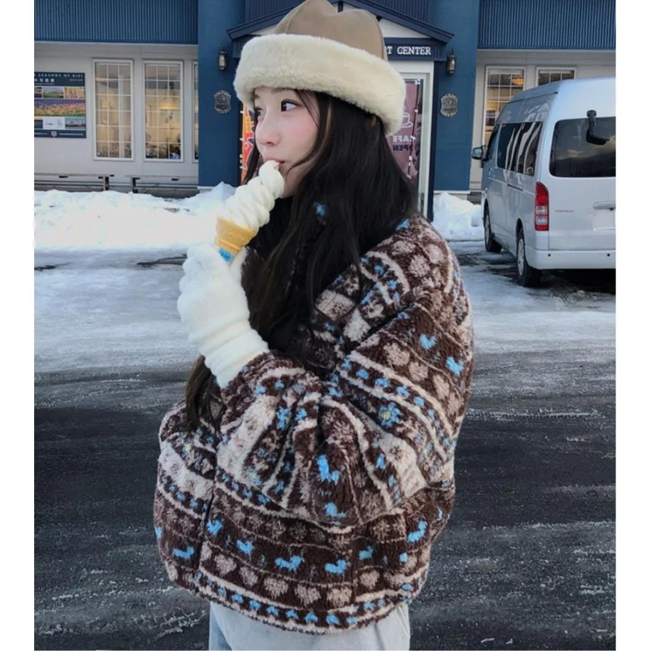 Kurtka damska zimowa z kapturem, retro chic, wzór w serca w stylu Fair Isle, ocieplana kołnierzem z imitacji futra.