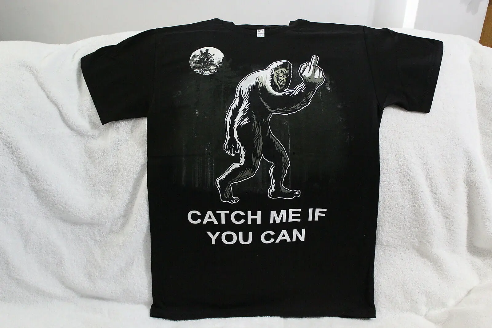 

BIGFOOT CATCH ME IF YOU CAN FLIP OFF MIDDLE FINGER SASQUATCH FUNNY T-SHIRT