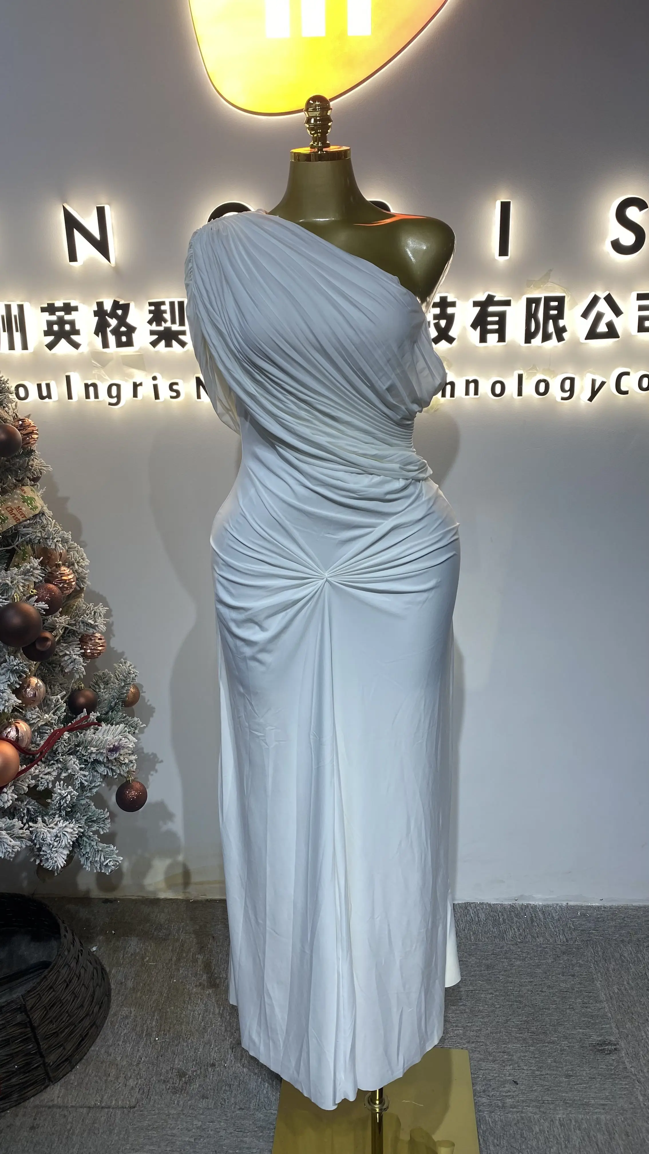 

Wholesale elegant one-shoulder satin Maxi evening gowns for women-GZXX723
