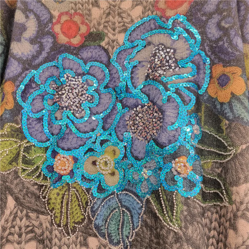 WTHT เสื้อสเวตเตอร์แฟชั่นผู้หญิงสไตล์วินเทจ ลายดอกไม้ปักเลื่อม ทรงหลวม รุ่นปี 2025 เสื้อแขนยาว คอกลม สำหรับผู้หญิง รุ่น 1LS2503