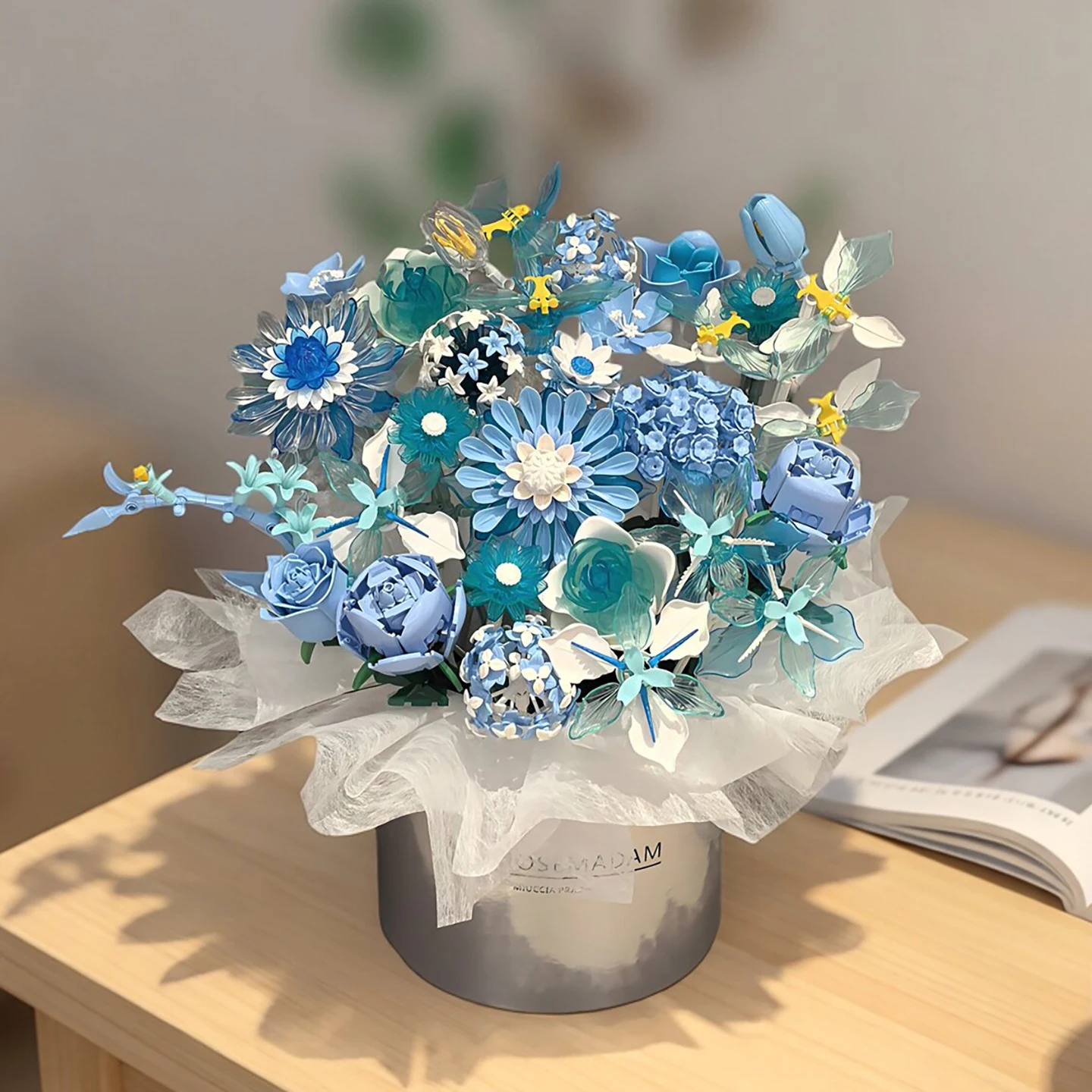 ramo-de-rosas-eternas-hecho-a-mano-con-bloques-de-construccion-regalo-para-ninas-dia-de-san-valentin-regalo-de-cumpleanos-arreglo-floral-en-cubeta-azul