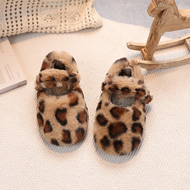 

Плюшевые зимние тапочки с леопардовым узором, детские домашние тапочки с открытым носком на мягкой подошве, удобные домашние теплые тапочки из искусственного меха для девочек