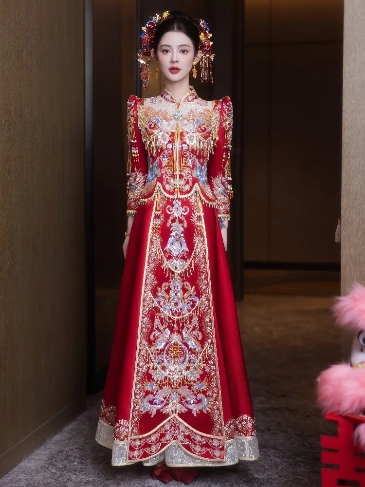 The new Chinese-style wedding toasting dress for brides elaborate gown and luxurious