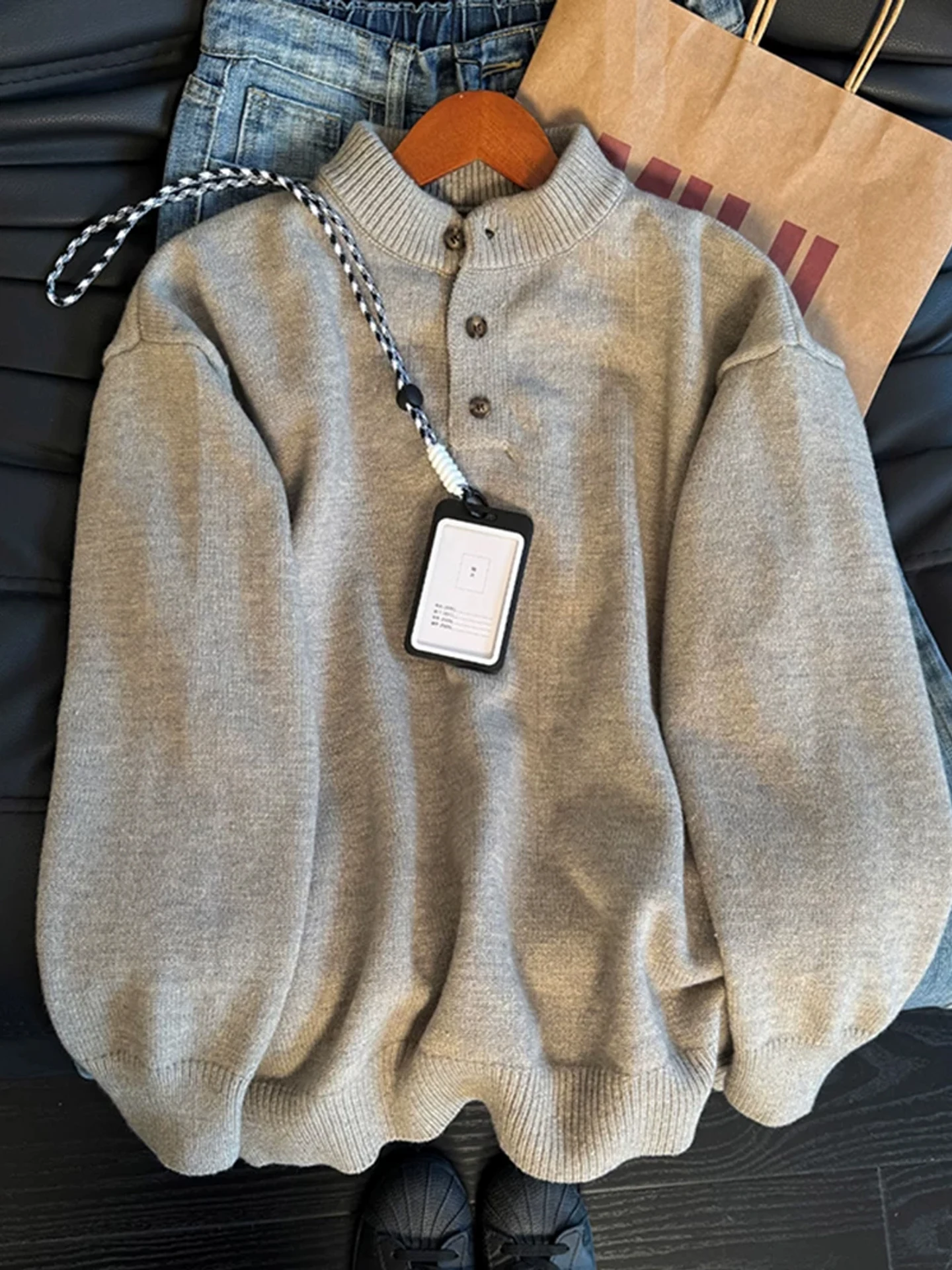 

Светло-серый мужской трикотажный джемпер с воротником хенли, зимний, в винтажном стиле, для ношения под одеждой, в стиле lazy style, базовая рубашка на пуговицах, свободный крой, длинный рукав