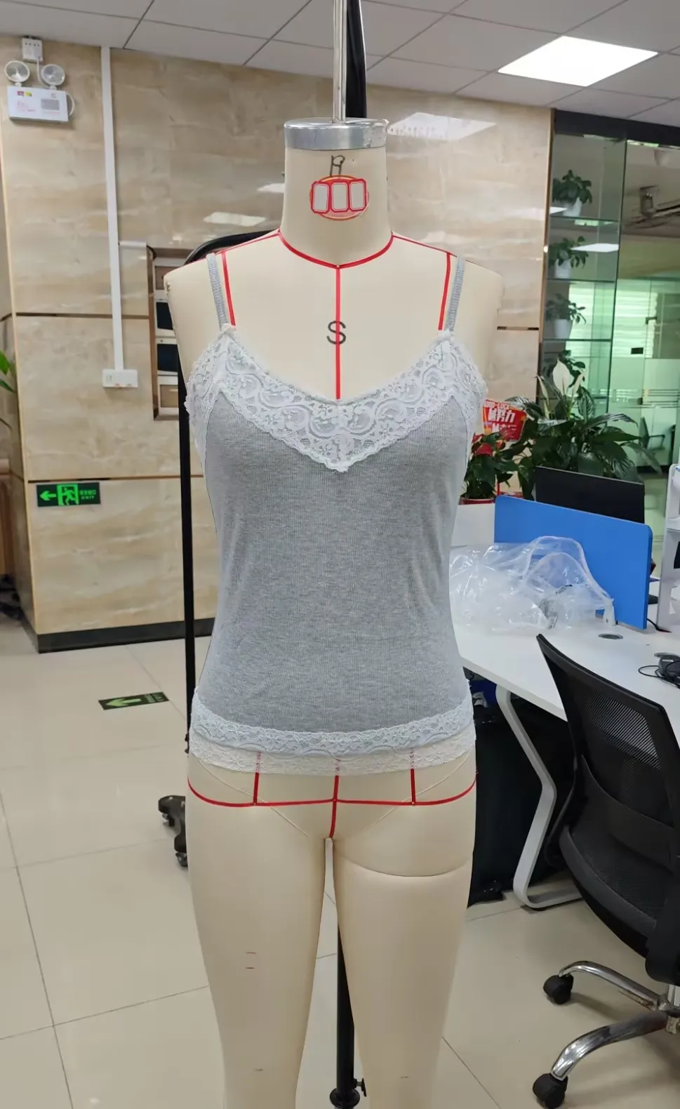 Damen Slim Fit Camisoles mit Spaghettiträgern, stilvolle Crop-Tanktops mit Spitzenbesatz für den Sommer