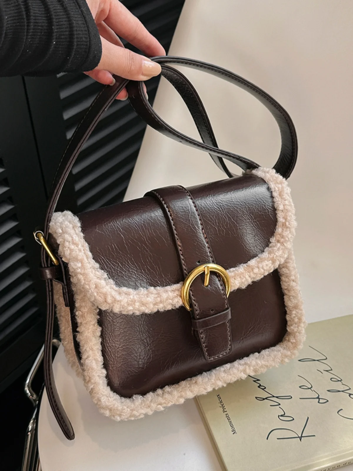 Korean Style Women\'s Plush Shoulder Bags 2023 Winter New Glossy PU Faux Fur Hasp Crossbody Bag Chic Lady Brown Cute Square Pack