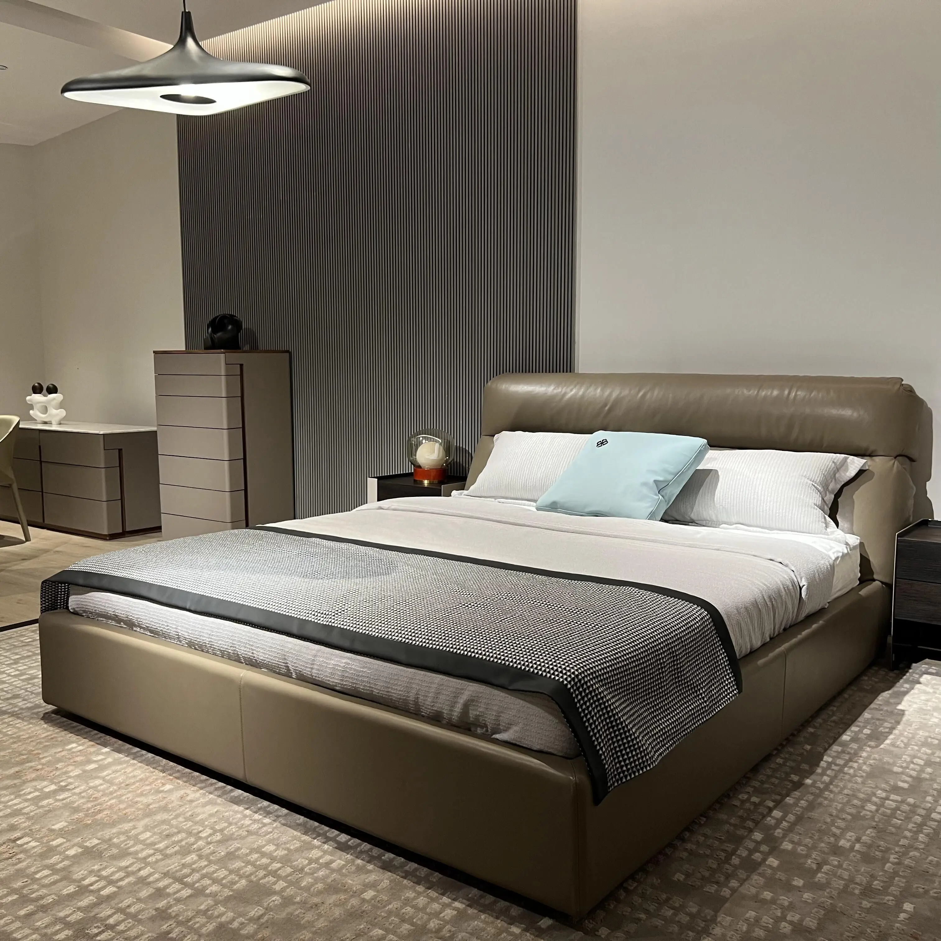 

Роскошная кожаная кровать с обивкой, наборы для спальни в отеле, односпальная кровать размера «queen-size», мебель для комнаты, современный домашний каркас, деревянные кровати