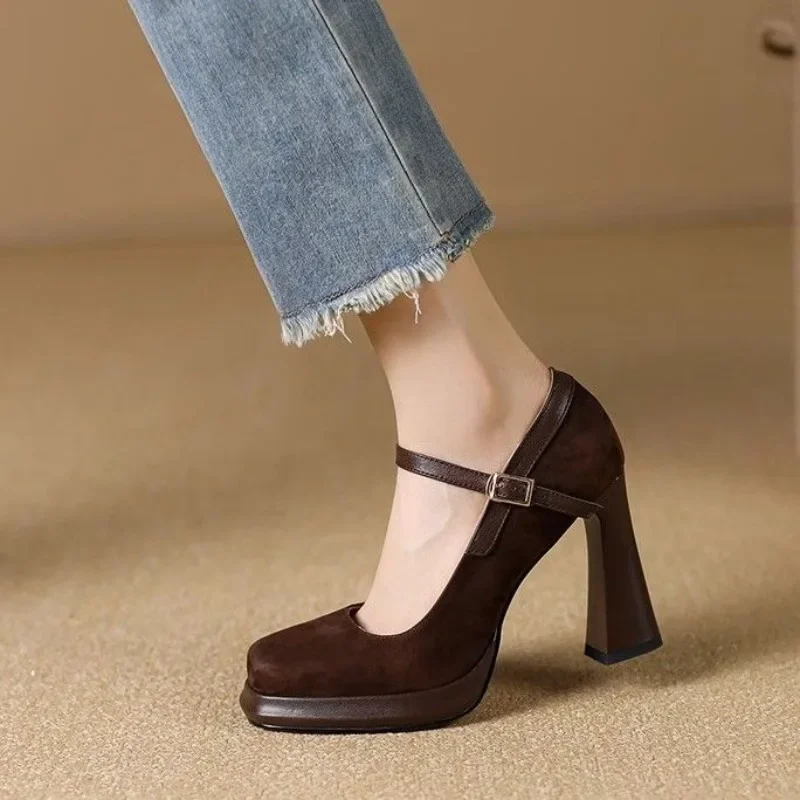 

Коричневые женские туфли Мэри Джейн на платформе и массивном каблуке на высоком каблуке в стиле ретро с квадратным носком и одним ремешком без шнуровки, модельный стиль