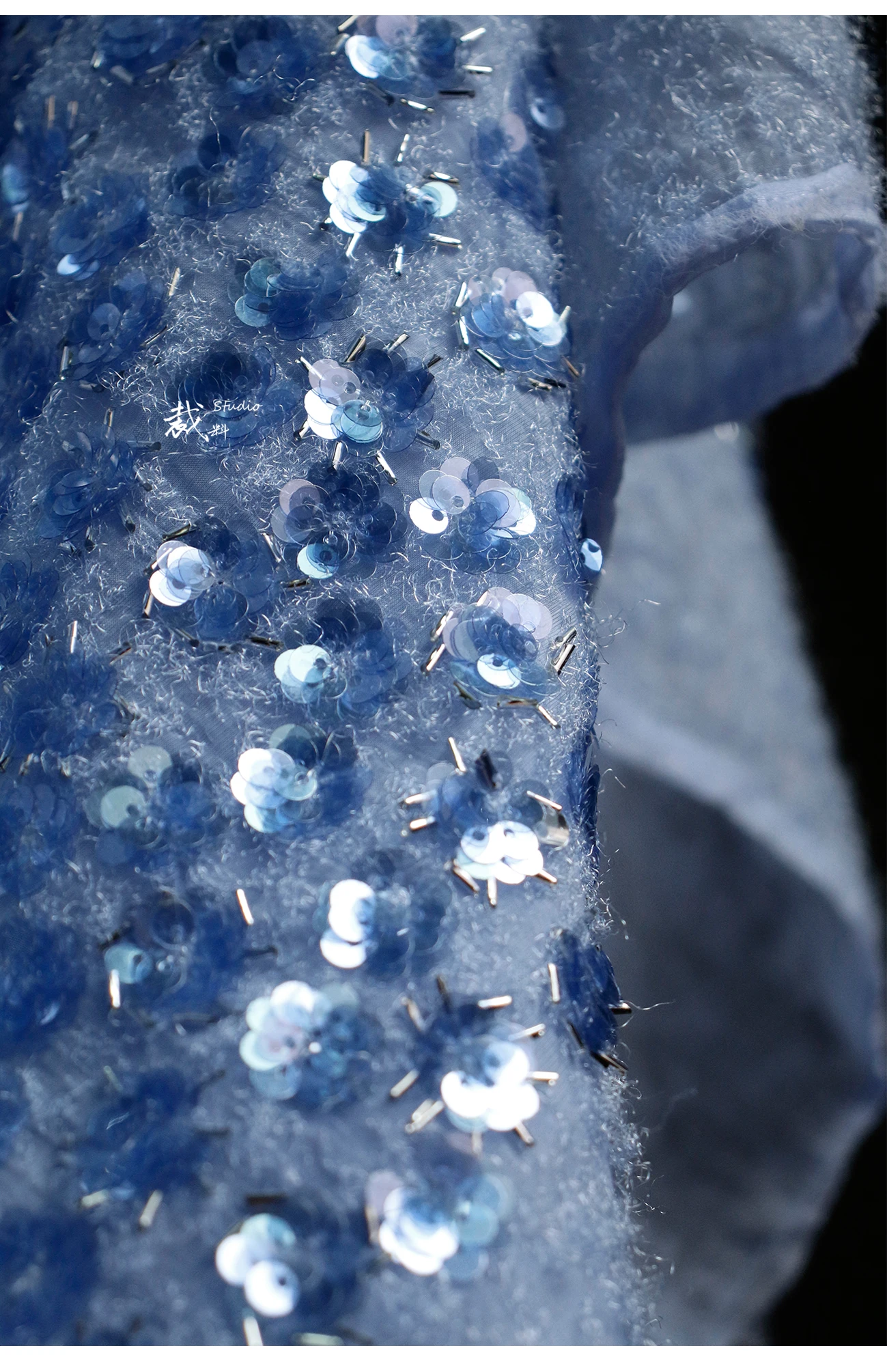 高級感のある青いプラッシュ生地、フラッシュネイルビーズ刺繍、スパンコール刺繍、縫製、ステージ衣装、子供服デザイン生地