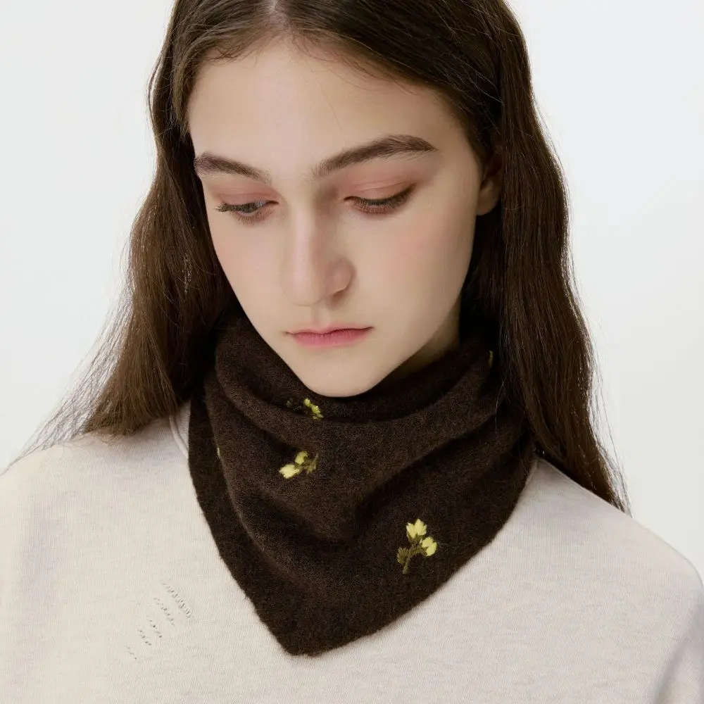 Temperament Daisy Floral Embroidered Triangle Scarf Embroidery Solid Color Wool Blend Headscarf Korean Triangular Wraps Outdoor