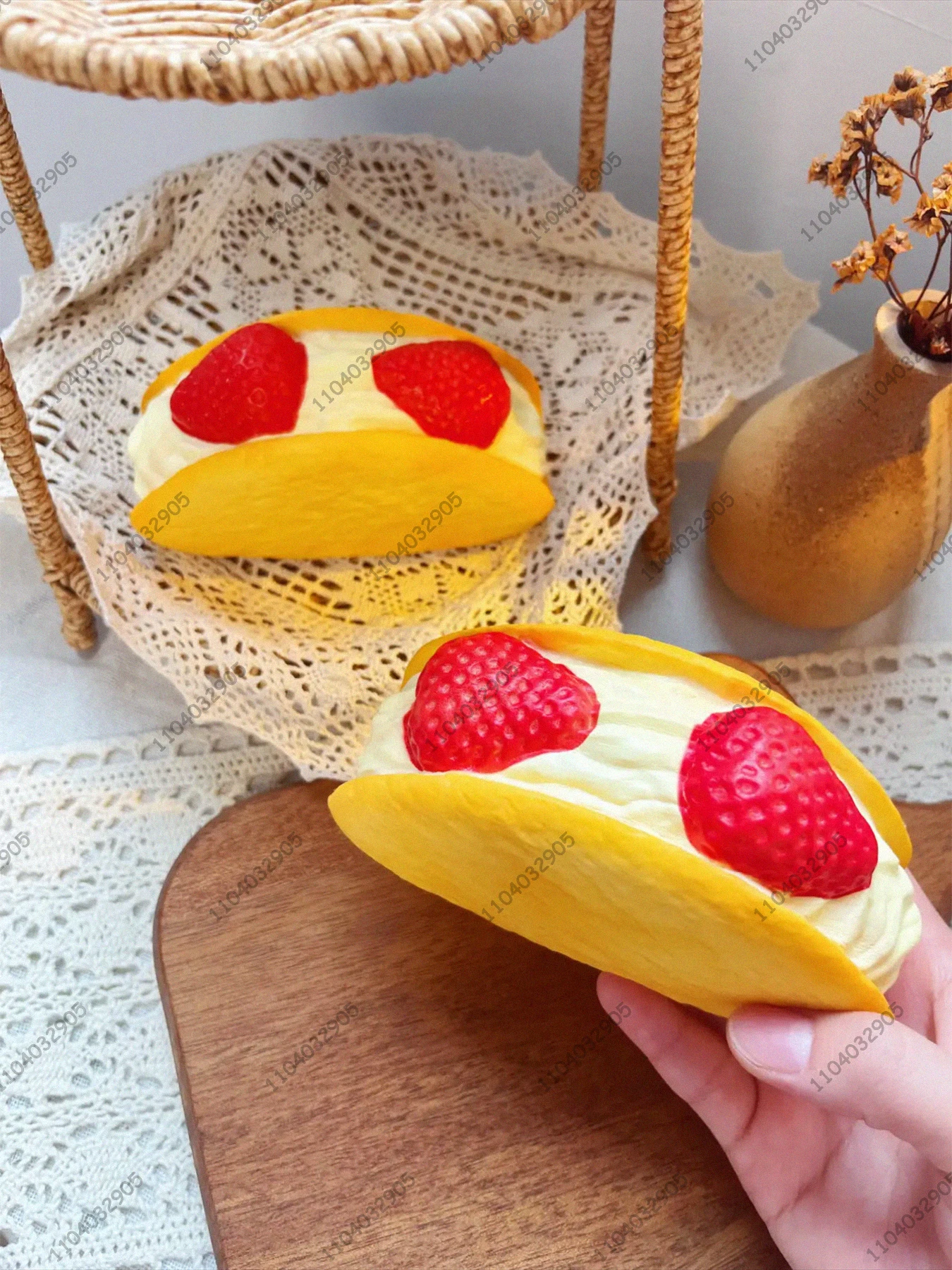 ของเล่นบีบคลายเครียดรูปขนมครัวซองต์ราสเบอร์รี่ บีบแล้วคืนตัวช้า รสสตรอว์เบอร์รี่ครีมโรล