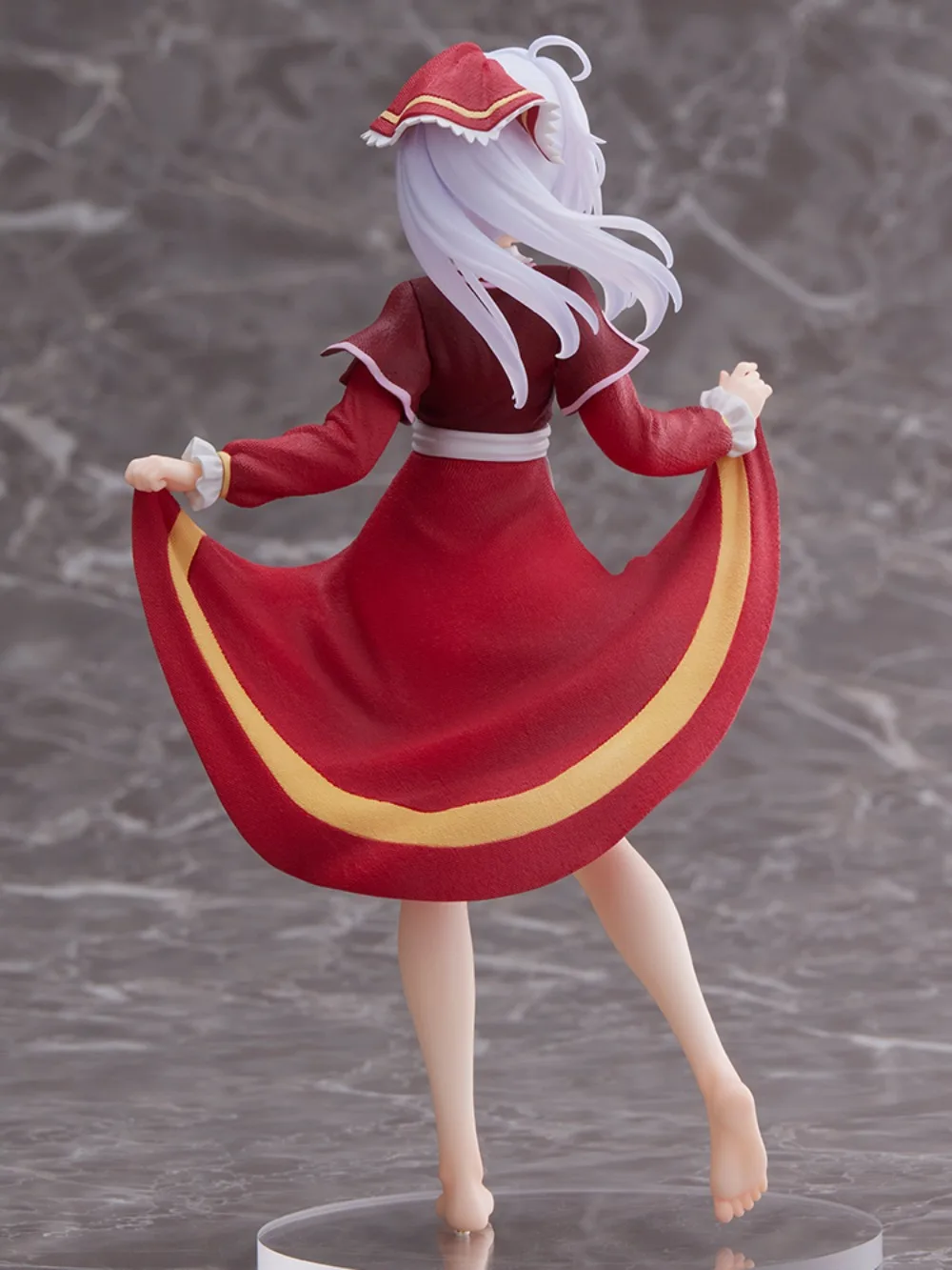 타이토 방황의 마녀: 엘라이나의 여정 ‌   포도를 밟는 소녀 피규어 애니메이션 모델 장난감 데스크탑 장식품 컬렉션