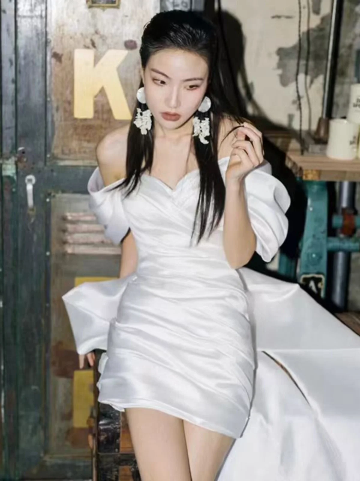 satin-blanc-une-epaule-ort-mariage-dr-simple-bienvenue-sortie-lumiere-robe-de-soiree-anniversaire-certifie-ort-dr-jupe