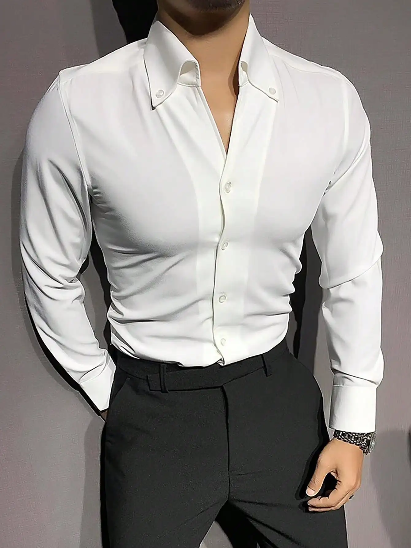 

Мужская однотонная белая приталенная рубашка с длинным рукавом на пуговицах для офиса и официальных мероприятий