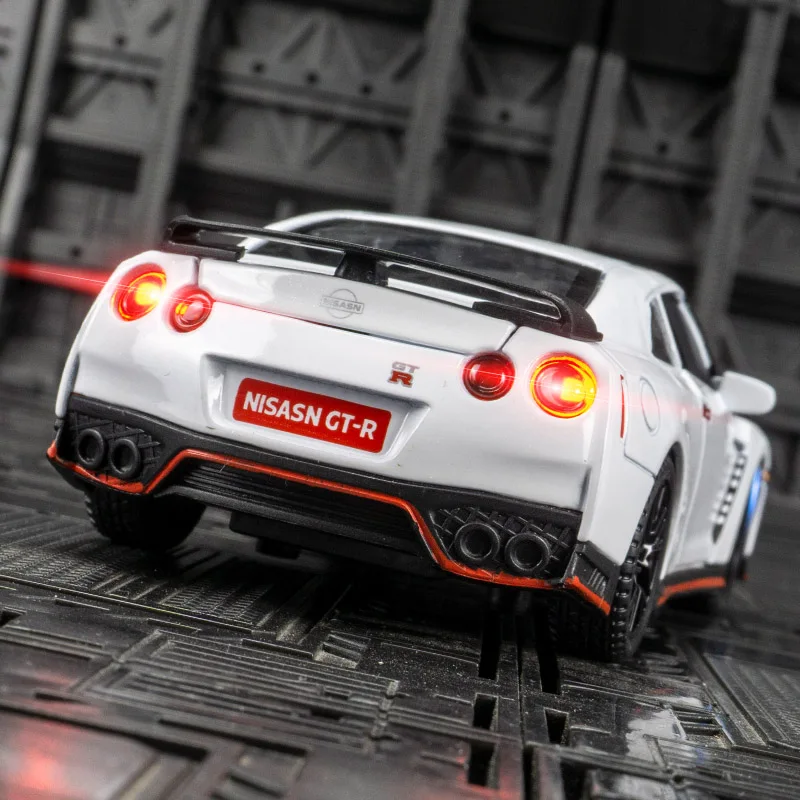 1:32 Nissan GTR 35 modelo de coche de aleación puertas decorativas y capó de motor, el maletero se puede abrir detalles ricos, mano de obra fina