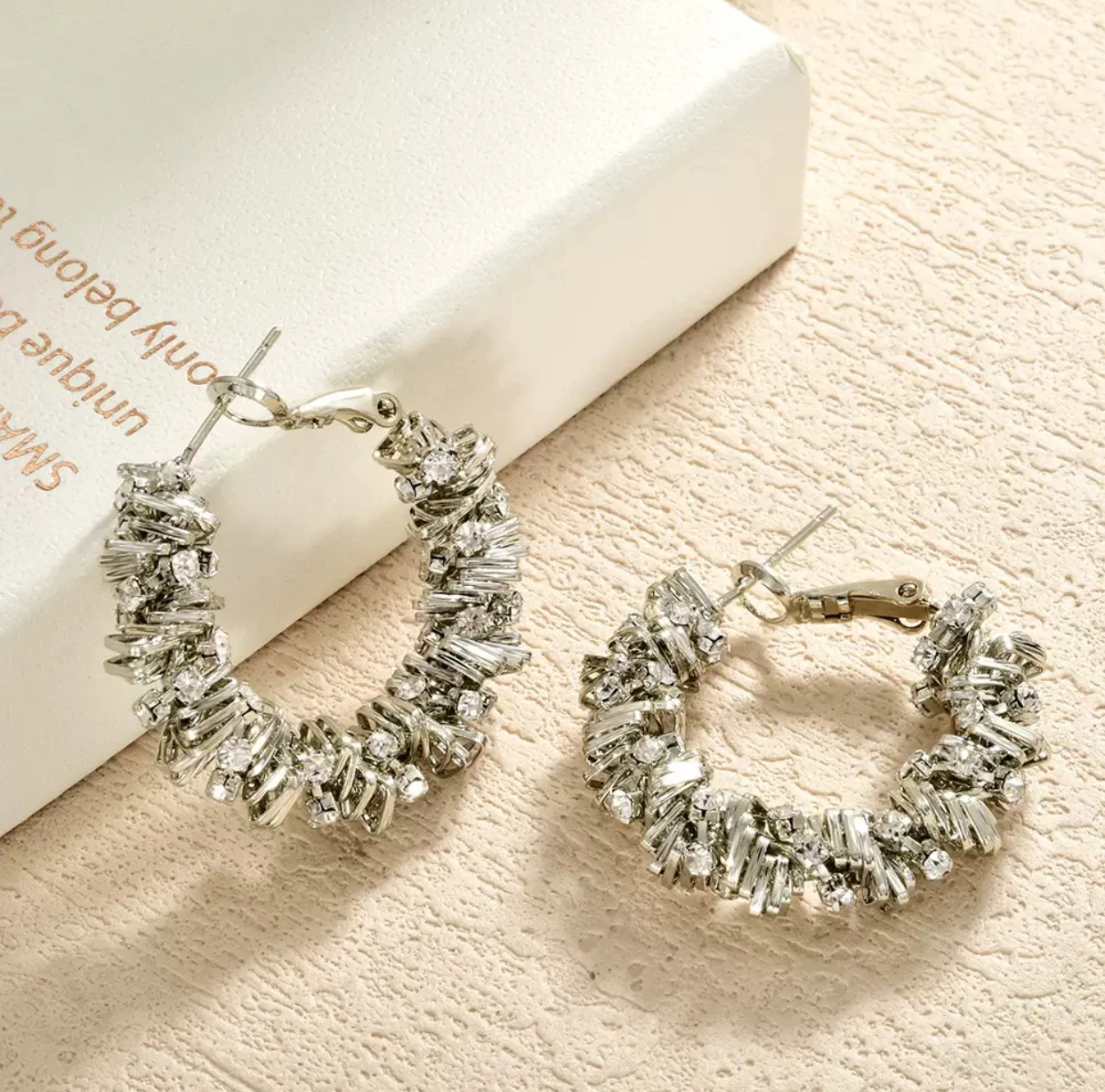 [Luxury] Irregularly woven golden earrings with zircon stones, high-end, classic, versatile, personalized, exquisite ear