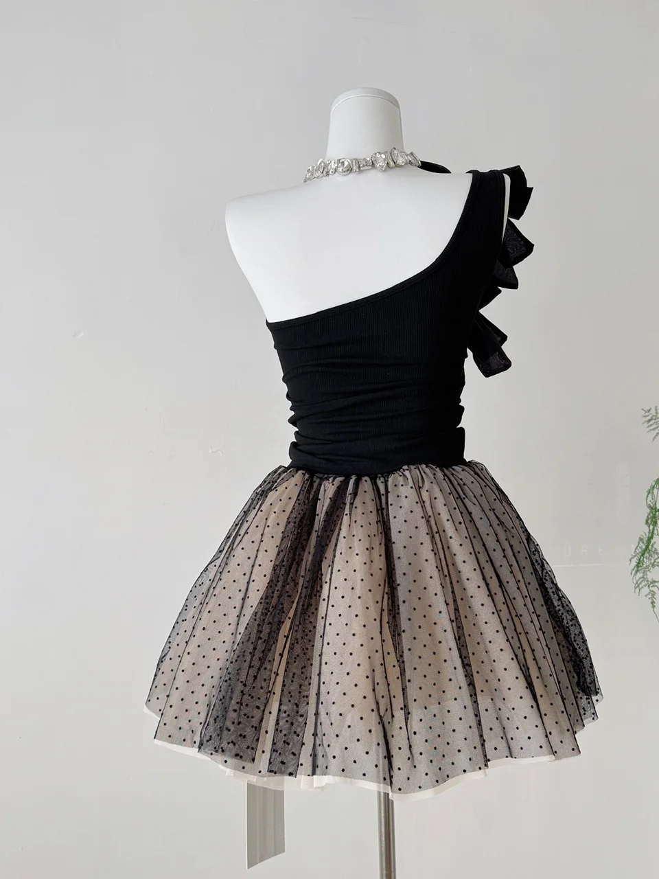 توب صيفي بدون أكمام بتصميم عقدة فراشة وحمالة رقبة مكشوفة الكتفين، ملابس خارجية صيفية 2025، تصميم جديد أنيق للفتيات