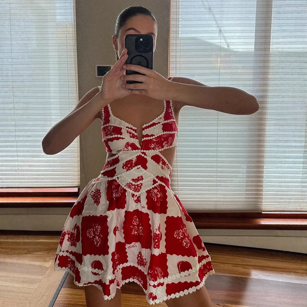 Vestido de verão floral de férias estilo europeu e americano com alças de renda, vestido evasê para um feriado elegante no início da primavera