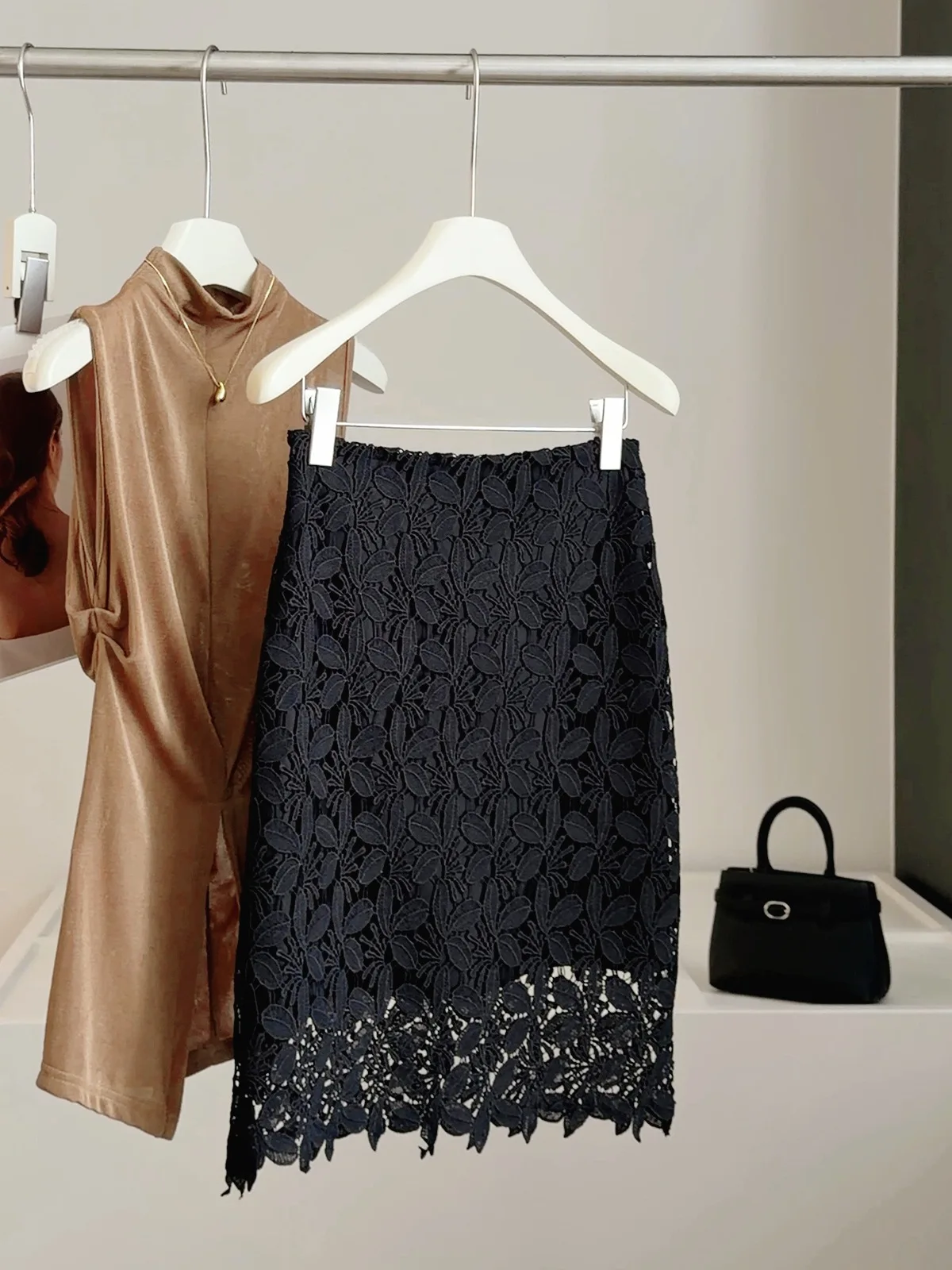 

Harajuku Minimalist Black Floral Lace Pencil Skirt High Waist Knee-length Bodycon Skirt Scalloped Hem Women Elegant Office Wear
