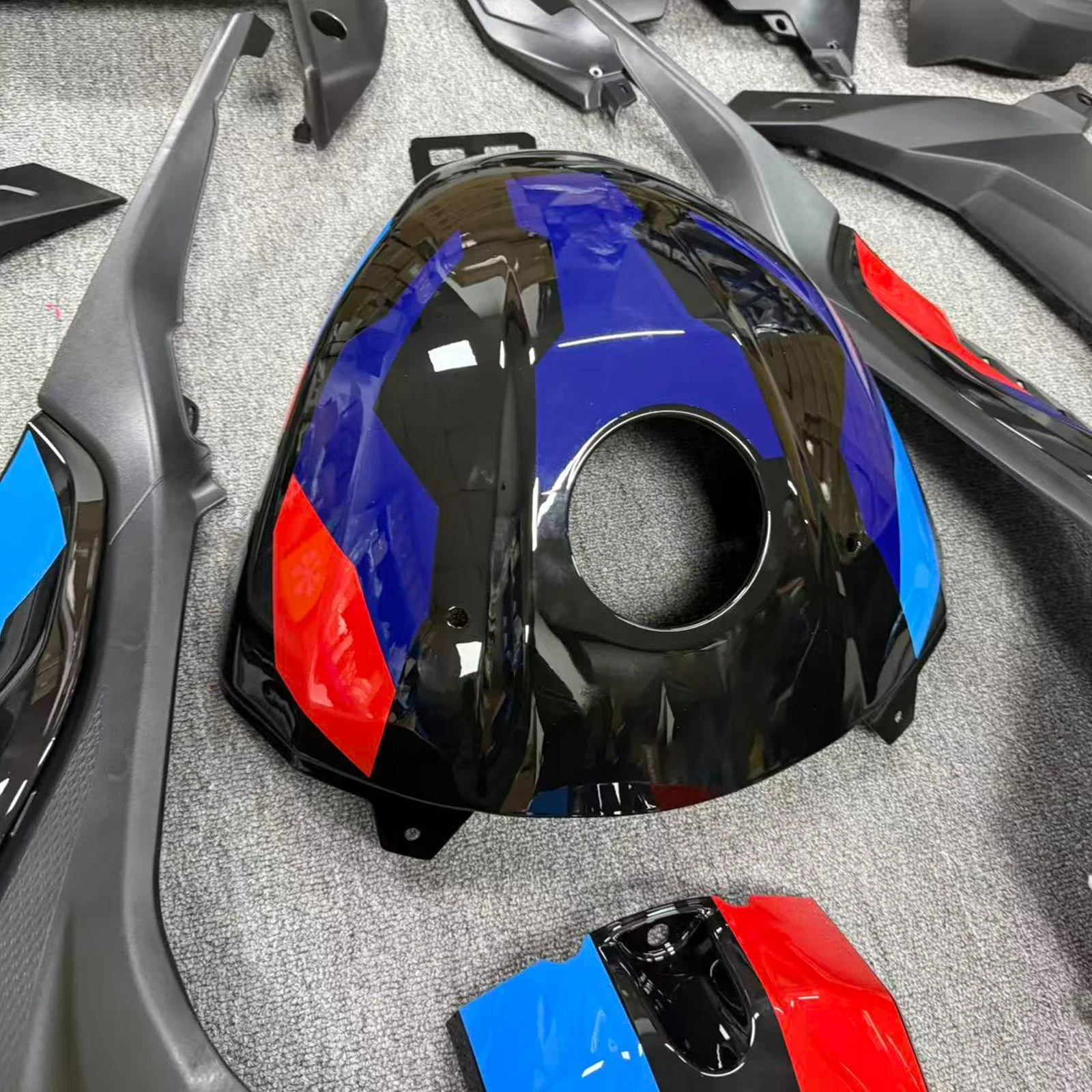 طقم هيكل خلفي مخصص لدراجة نارية BMW S1000R S1000 2025 موديل جديد. صندوق هدايا خلفي بإطار أسود وأحمر عالي اللمعان #3