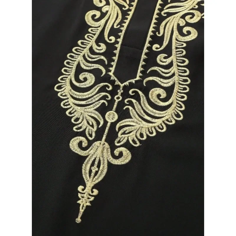 2025 Moda Semplice Nuovo Musulmano Manica Lunga Stile Etnico Ricamato Stand-Up Colletto Abito da Uomo Spot D8589