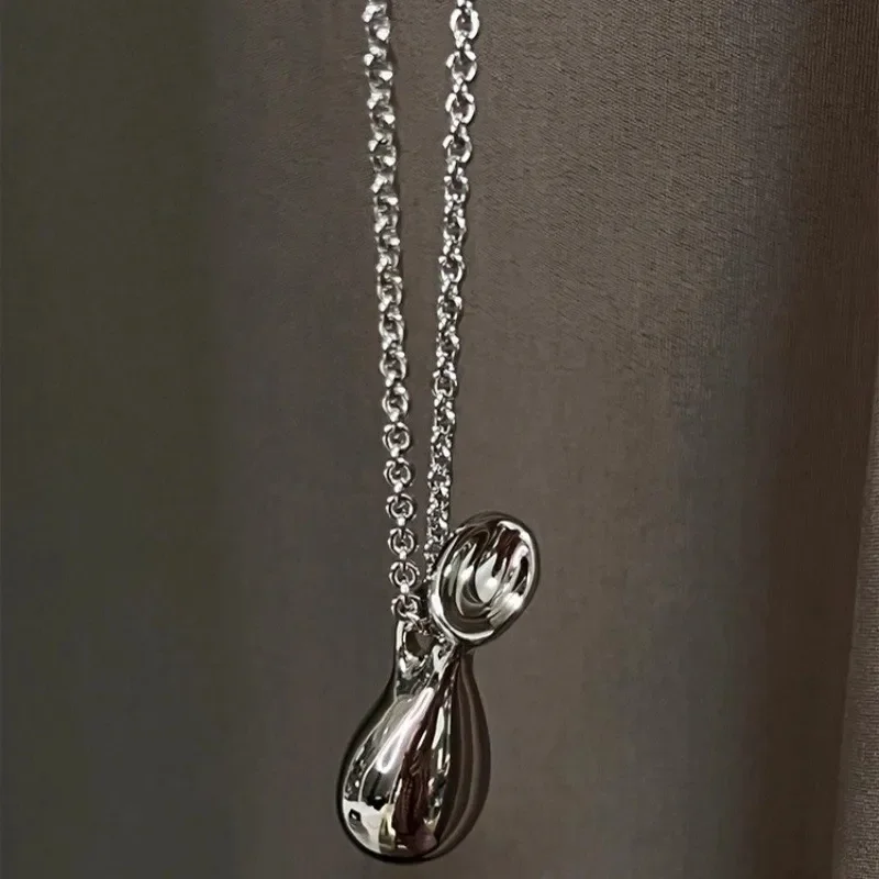 Habl blogger with the same water bottle, pendant, necklace, female niche design sense, versatile accessories, stacked neck