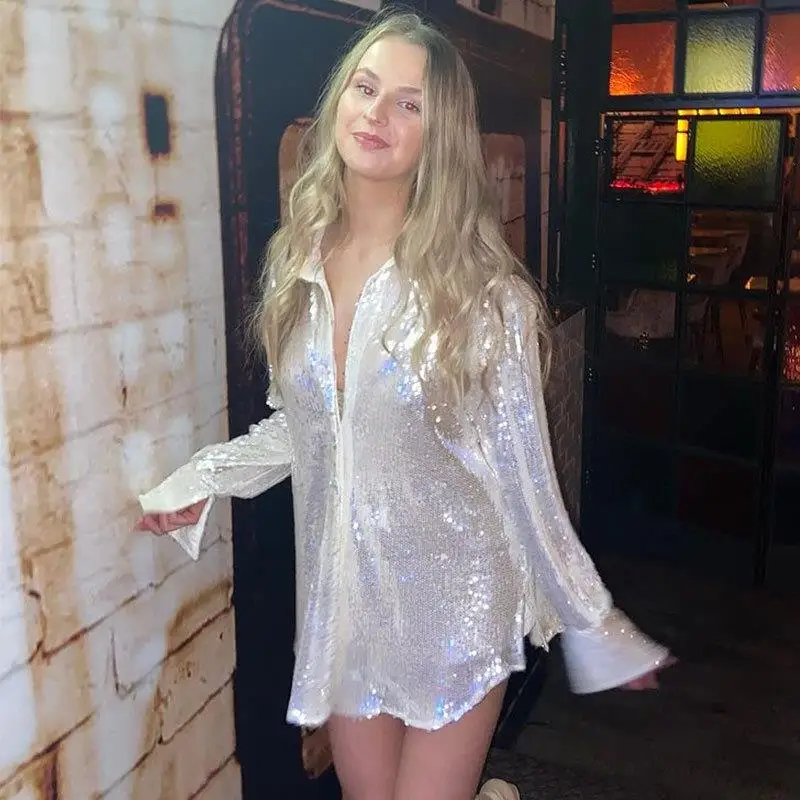 Csa fena prateada brilhante com lantejoulas e pérolas, blusa solta, longa e reta, com nó de borboleta, fibra de poliés...