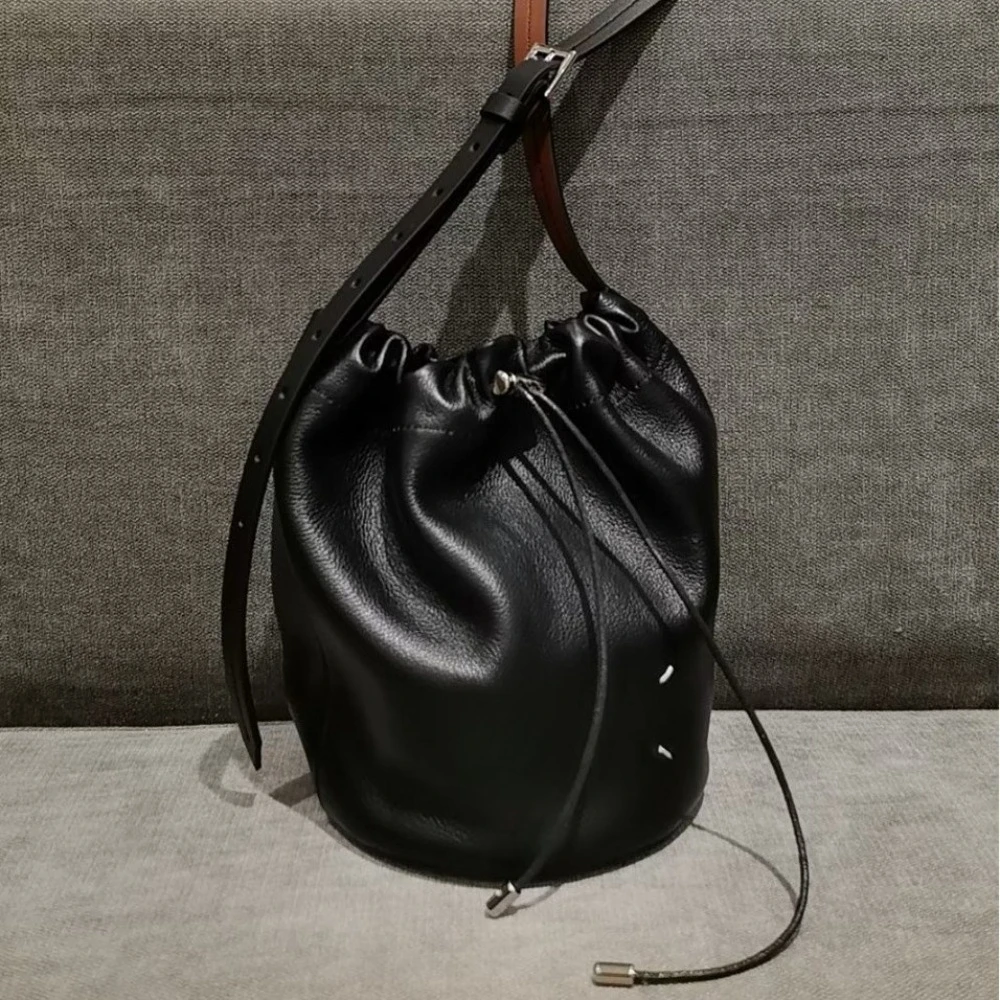 

Niche Design First-layer Cowhide Messenger Bag Drawstring Small Bucket Bag Genuine Leather Commuting Versatile Shoulder Bag