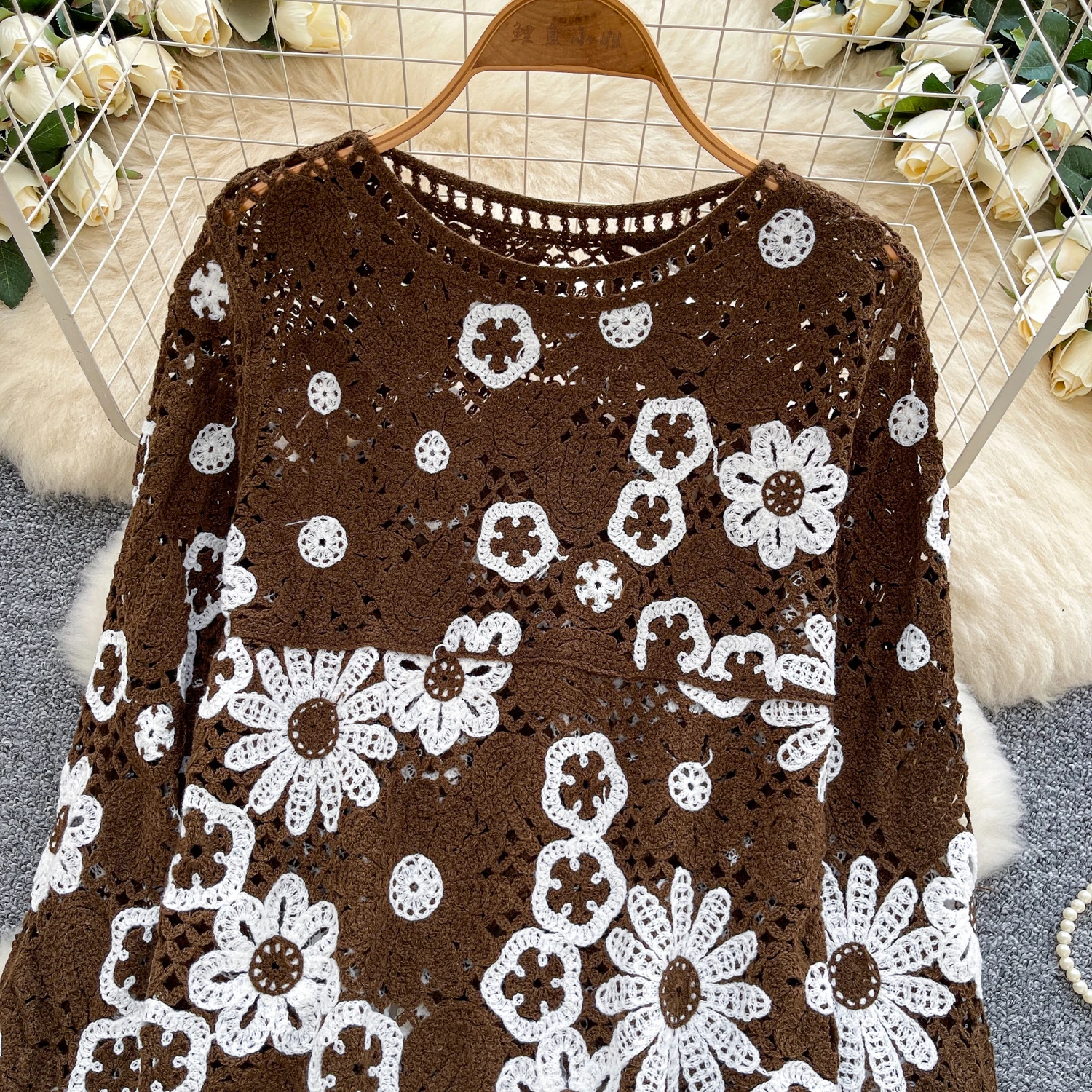 Retro Bohemian Hollow Crochet Long-sleeved Knitted Tops For Women 2025 Autumn Vacation Beach Cover-up Sweater: Swetry damskie z długim rękawem, ażurowe, dziergane na szydełku, w stylu retro boho, idealne na wakacje jesienią, jako narzutka na plażę.