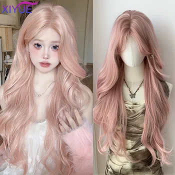 XIYUE Hellrosa Kunsthaar-Perücken, lange gewellte Naturhaar-Perücken mit Pony für Frauen, Cosplay, Lolita-Perücke, hitzebeständig