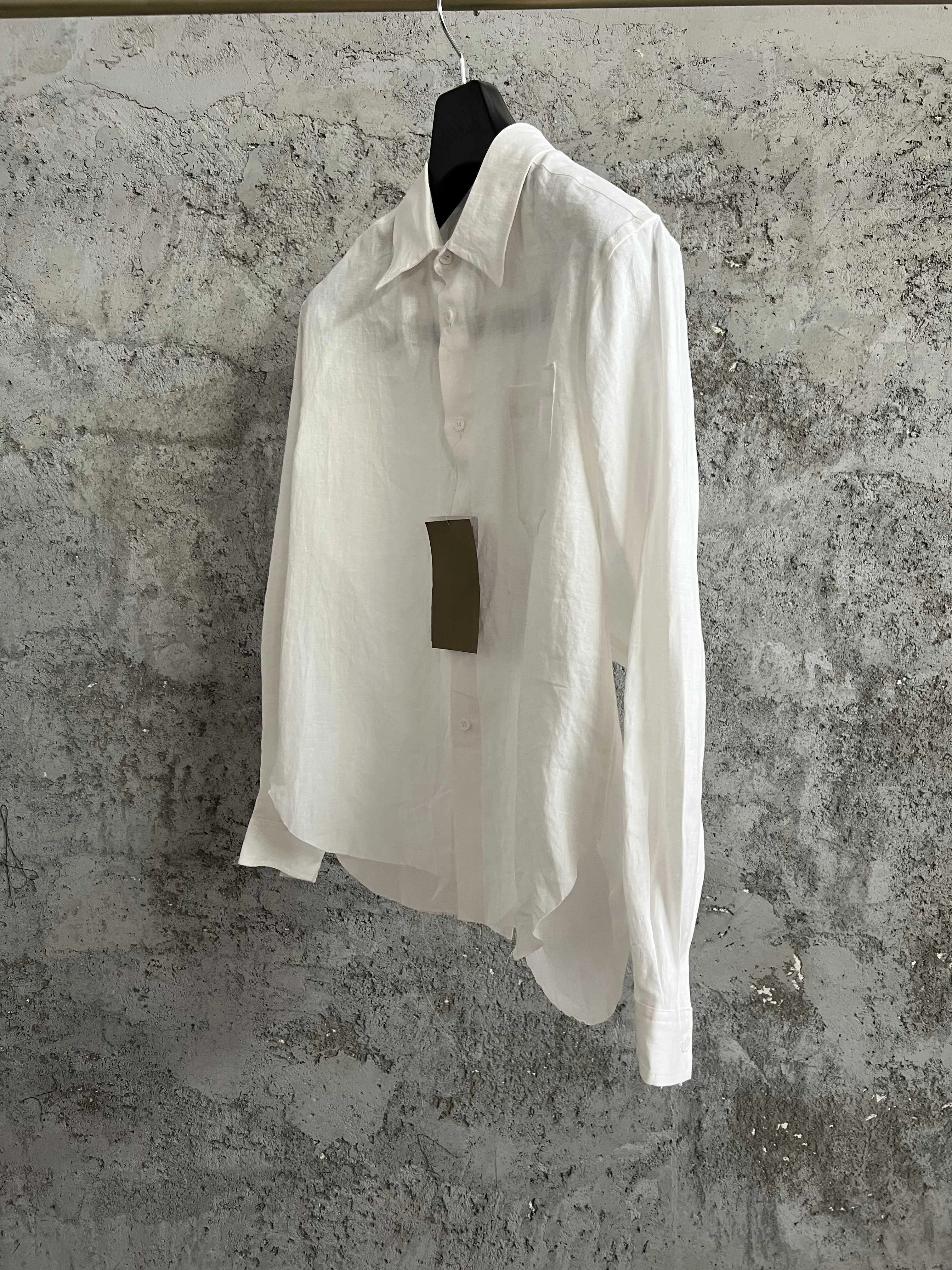 A long-sleeved single-breasted shirt with a simple back patchwork design and letter print for a white man
