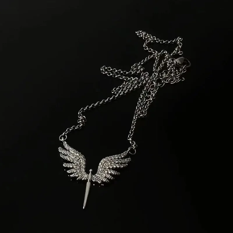 Mode Glänzende Strass Engel Flügel Halskette Nische Design Anhänger Licht Luxus Täglichen Vielseitige Kette Schmuck Zubehör