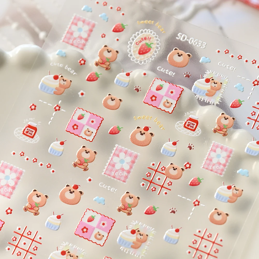 5Dエンボス加工のかわいいクマとイチゴのリボンネイルステッカー、素敵なフルーツの蝶ネクタイ、茶色のクマのネイルアートデカール、かわいいマニキュアスライダー