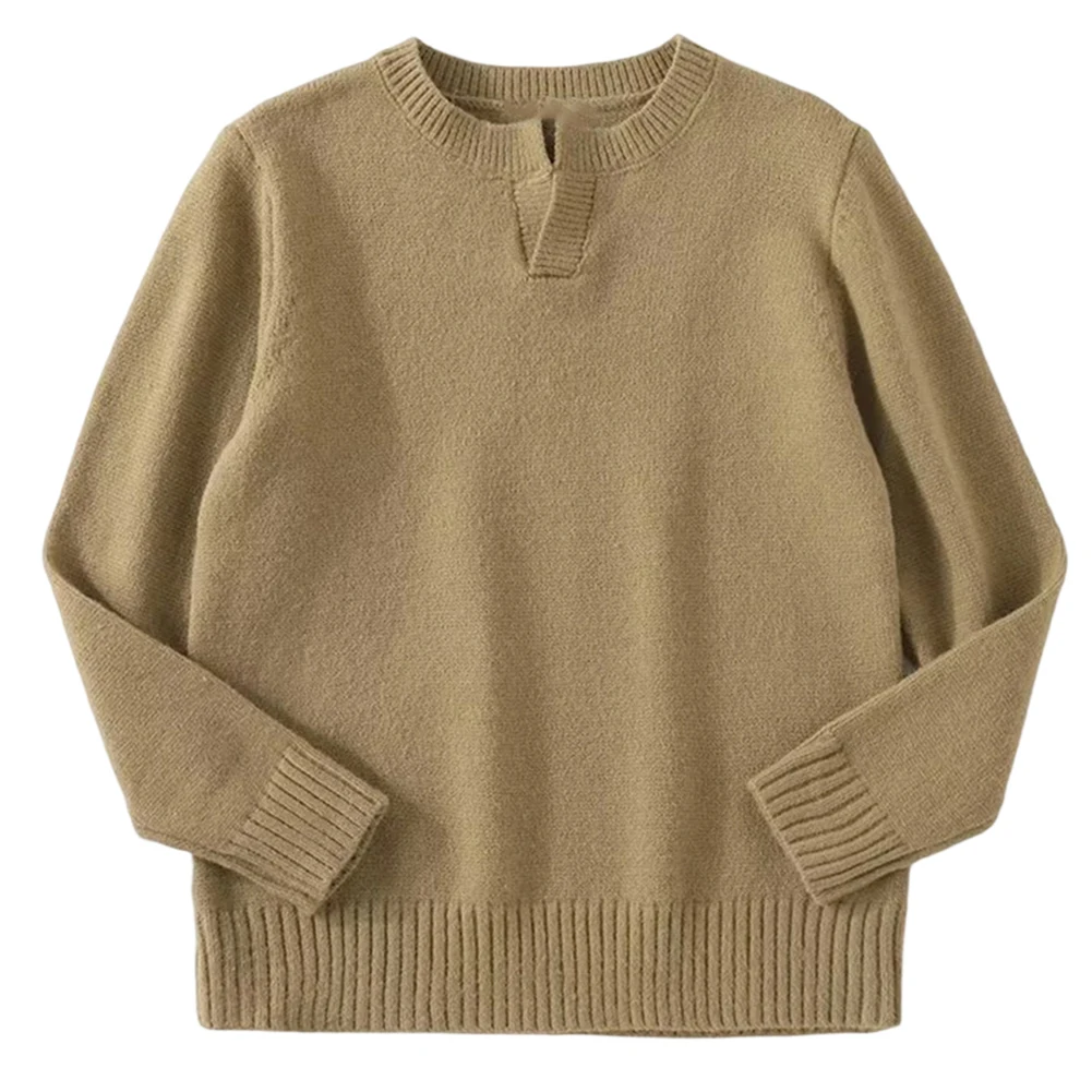 Męski sweter z dekoltem w serek, lekko dojrzały styl, miękki, uniwersalny jako warstwa bazowa, dzianinowy pulower.