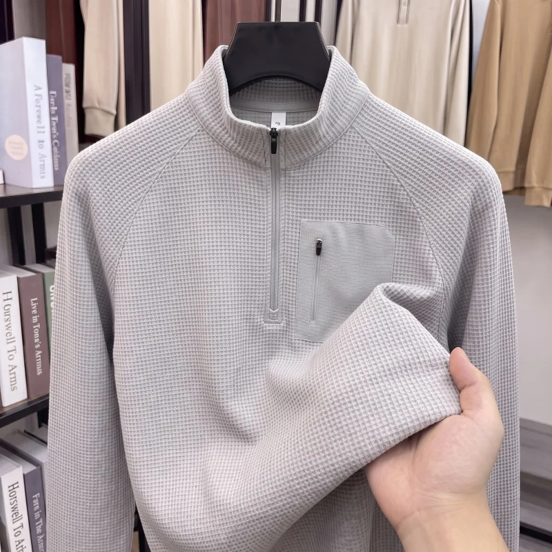 Herren Langarm-T-Shirt mit halbem Reißverschluss, atmungsaktiv, schnelltrocknend, knitterfrei, strapazierfähig, mit dekorativer Tasche, Herbstmode, neue Herrenbekleidung – Detail 2