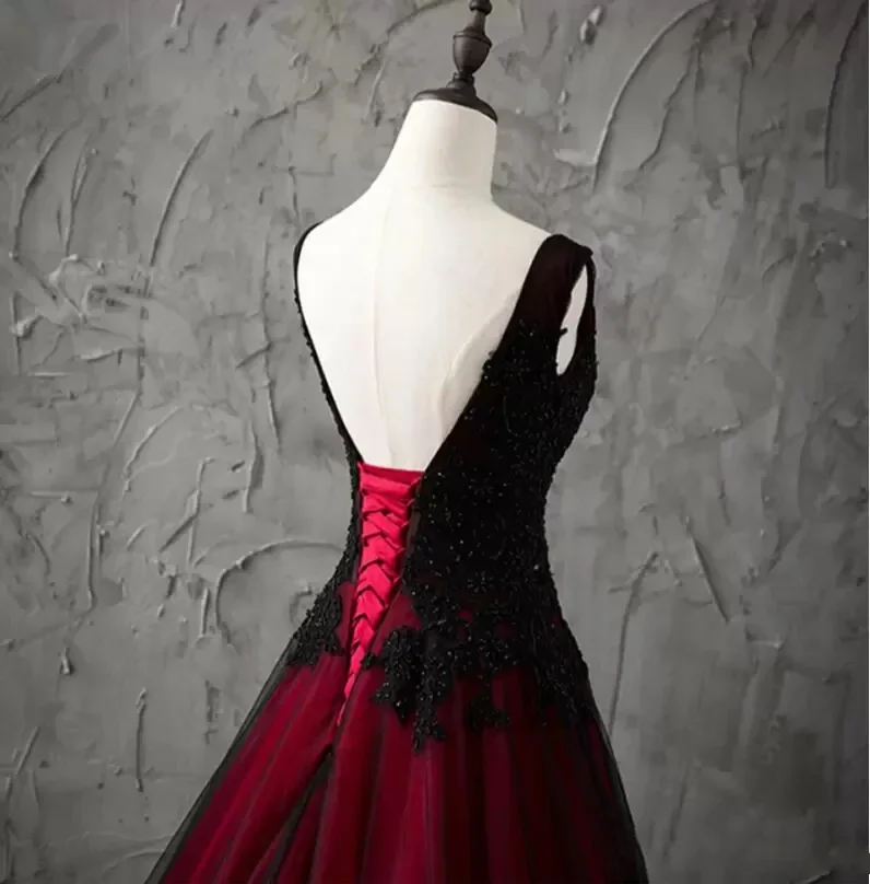 Red and Black Gothic Wedding Dress V Neck Sleeveless Beaded Lace Appliques A-line Long Vintage Plus Size Bridal Gowns Customized