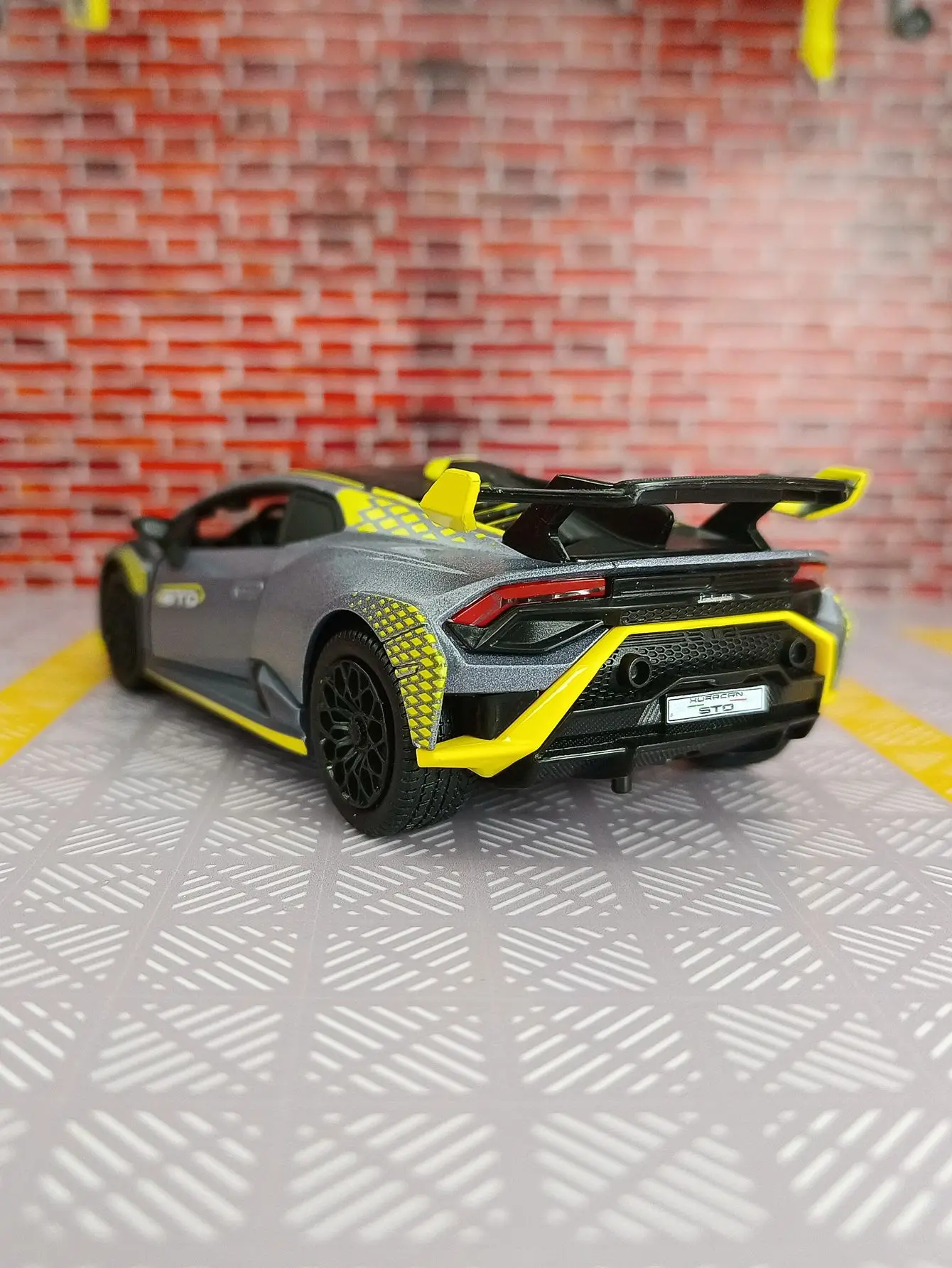 

CCA 1:32 Lamborghin Huracan STO Sports Car Alloy Model It is suitable for collection and as a birthday gift for friends