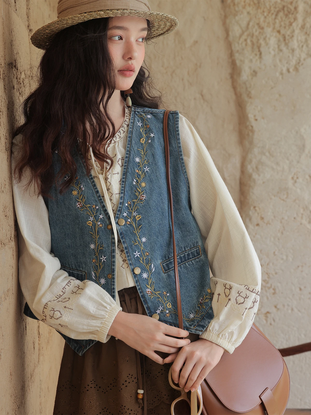 

Miss Squirrel Early Autumn Embroidered Denim Vest Women's Jaet Retro Girl Feelings Layering Outerwear Cotton Polyester Blend