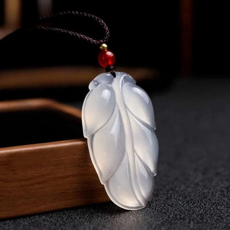 

Natural Agate Chalcedony Pendant for Men and Women Couples Gold Branch Jade Leaf Pendant Necklace Exquisite High-end Pendant