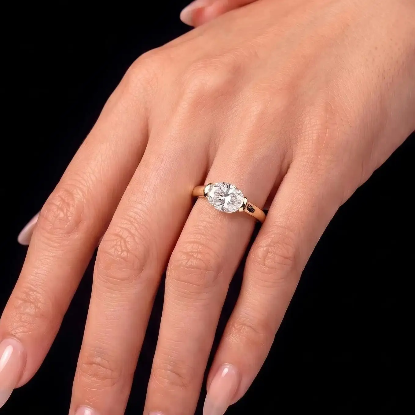 Ein einfacher Ehering aus 925er Silber und 2 Karat ovalem Moissanit, Unisex. – Detail 3