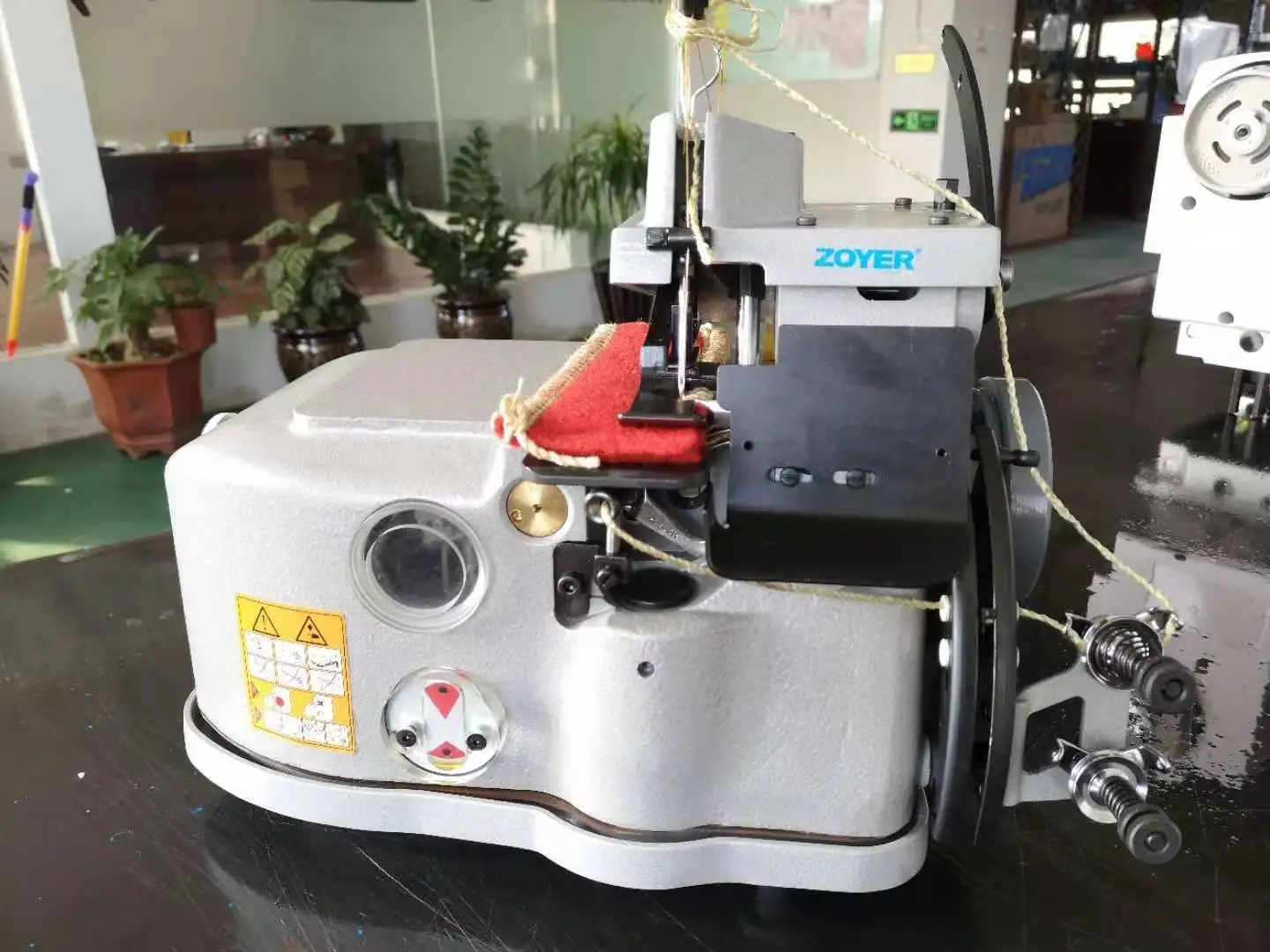 Nähmaschine ZY2502 Serie ZOYER Teppich-Overlock-Nähmaschine für Decken, robuste Overlock-Maschine