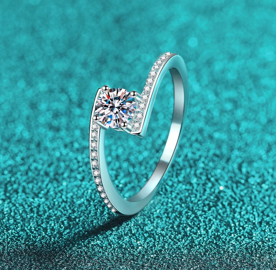 

Exquisite 0.5CT Moissanite 925 Sterling Silver Sparkling Side Stones Ring for Daily Party Wedding Jewelry Gift