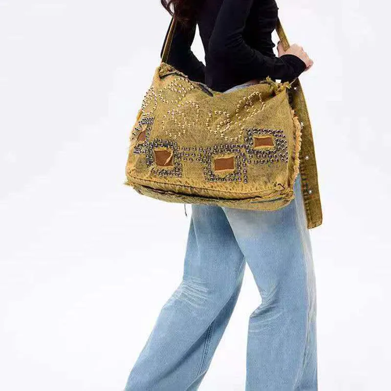 2026 Fashionable large-capacity denim fabric stud leather bag stylish and eye-catching a casual single-shoulder bag