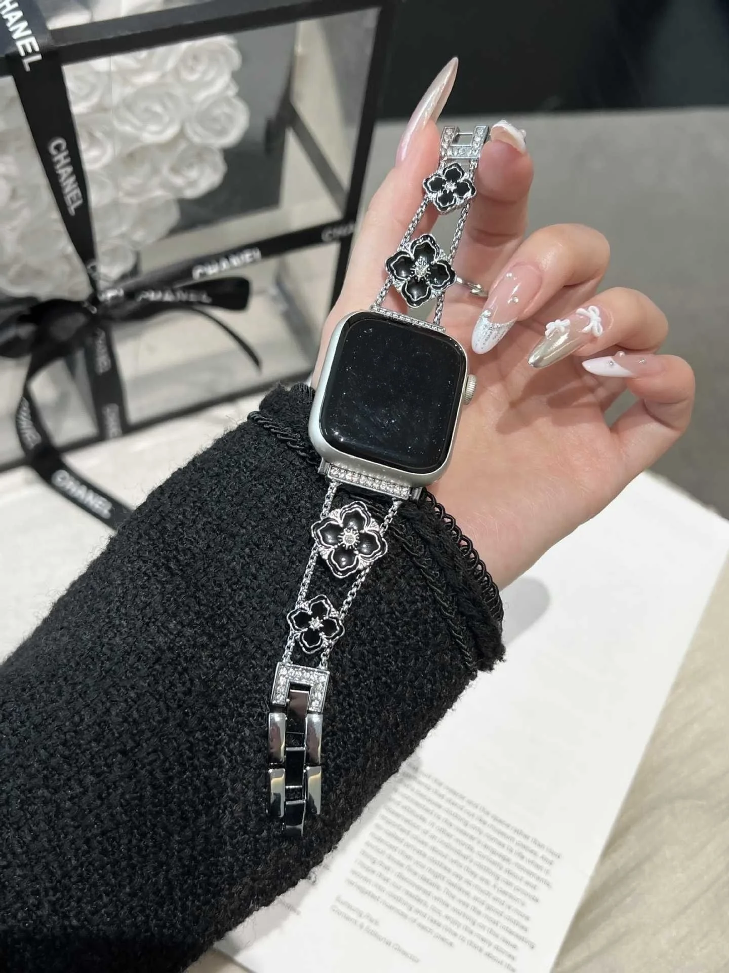 

Compatible with iWatch strap 38mm 40mm 41mm 42mm 44mm 45mm 49mm metal studded diamond fashionable handmade strap