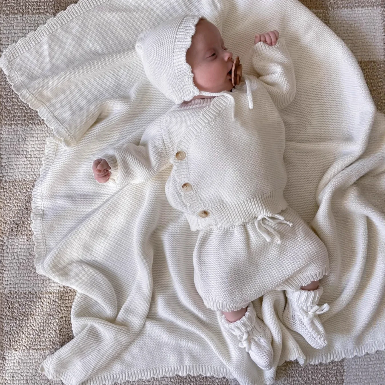 

2025 Autumn New Baby Girl Long Sleeve Knit Cardigan + Pp Shorts + Hat 3pcs Suit Solid Newborn Boy Knitted Set Infant Clothes